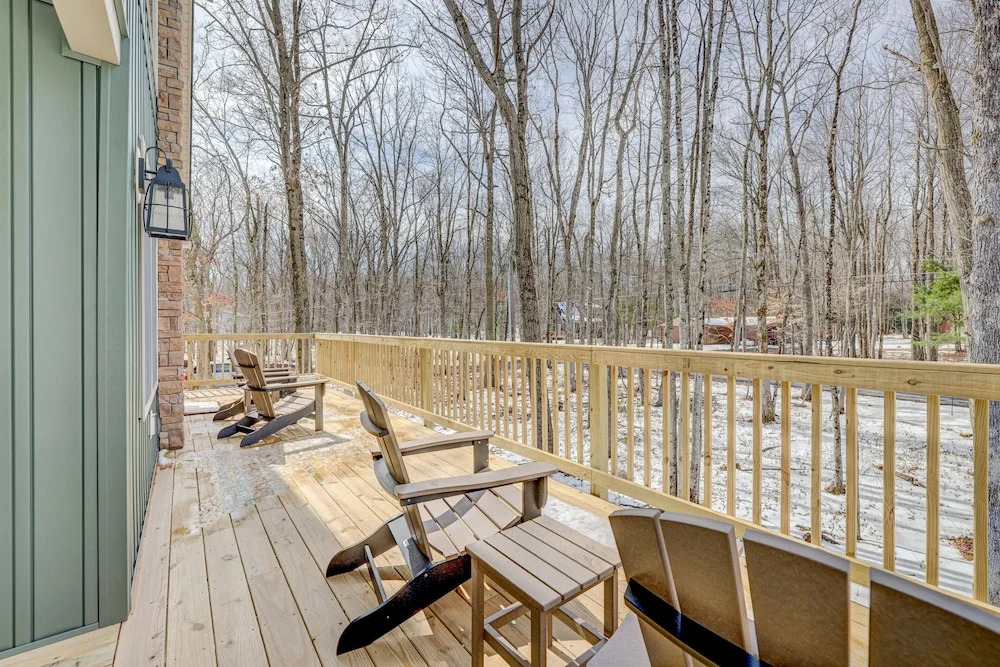 Over the Top Lodge by Avantstay Hot Tub, Shared Pool, Beach/lake Access
