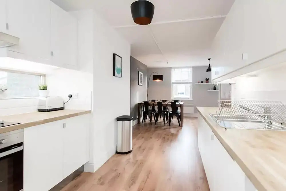 Amazing Modern 2 Bedroom Apartment in Zone 1!