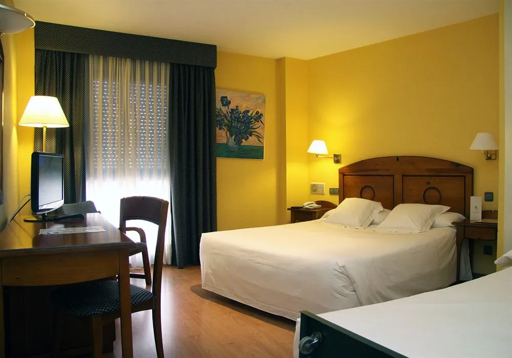 Apartamentos Plaza de Santiago - Estudios Turisticos - 1 LLAVE