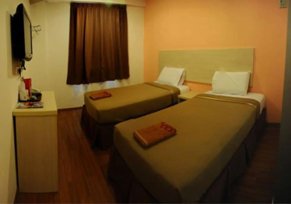 906 Hotel Airport