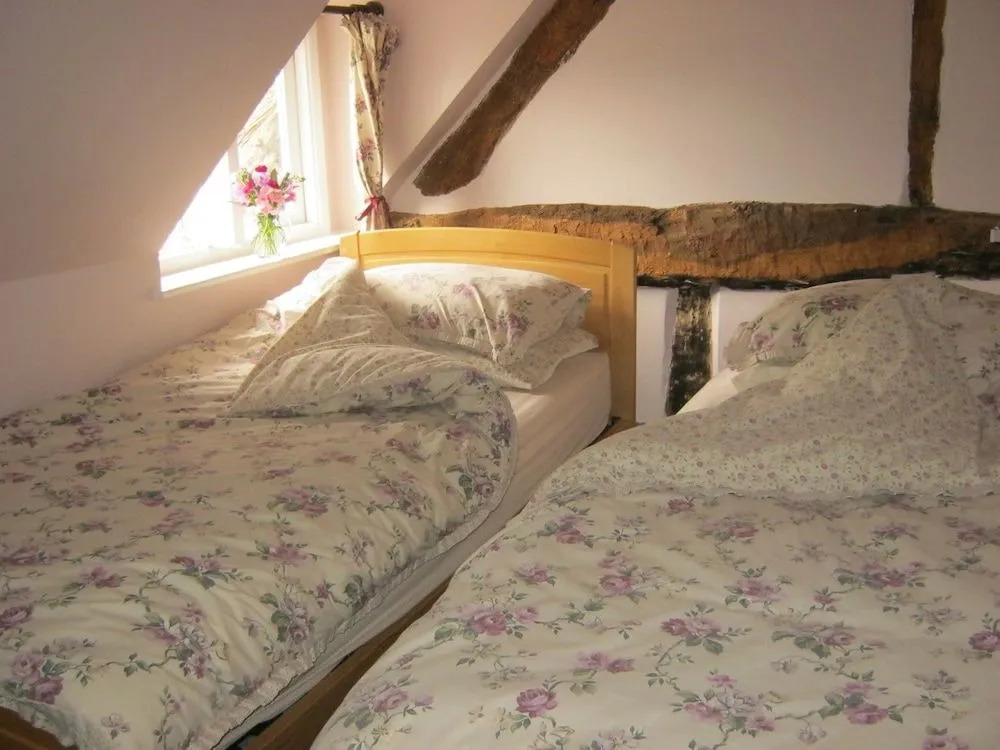 THE MOATS - CODDINGTON A small private thatched cottage B&B located in quiet countryside between Ledbury and Malvern - convenient for the Malvern Three Counties Showground and 5 miles from excellent shops restaurants and Ledbury Poetry Festival
