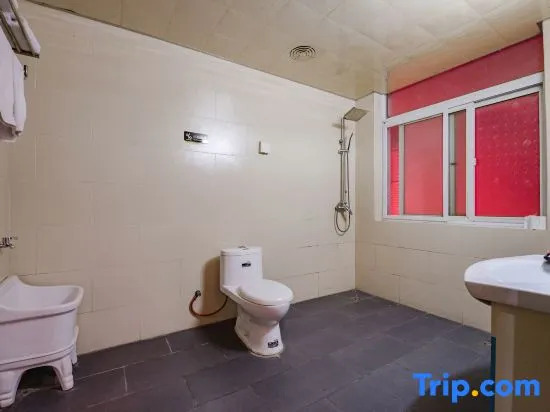 Xianglong Business Hotel (Xinyang Railway Station Tianrun Plaza)