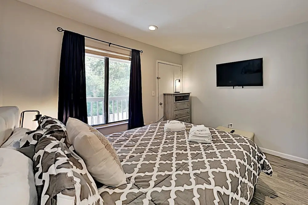 New Listing! Beachfront Hideway W/ 3 Pools! 2 Bedroom Condo