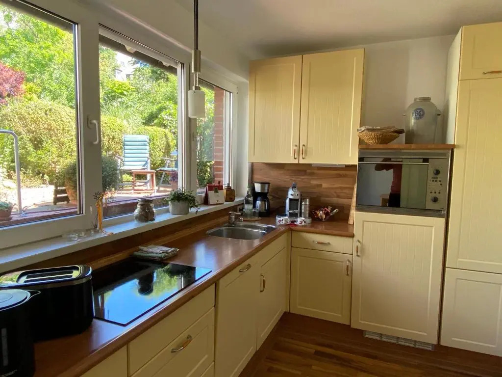 "An der alten Mühle 1" Große Fewo 110 qm, sehr zentral gelegen, zwei Schlafzimmer, Südbalkon, Gartenterrasse & Wallbox