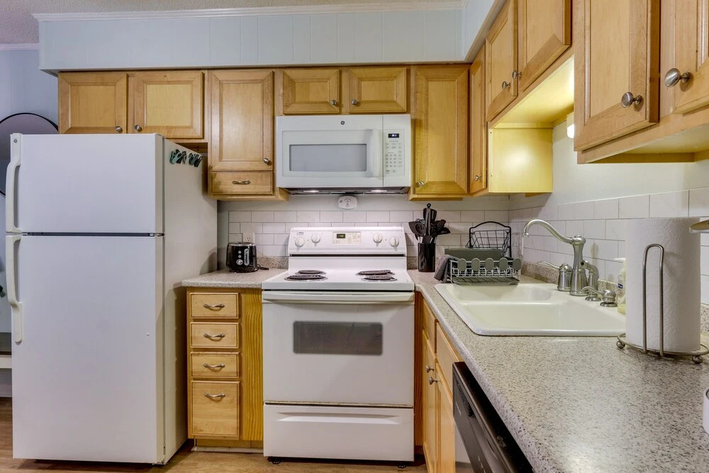 Walk to Beach: Hilton Head Getaway w/ Balcony!