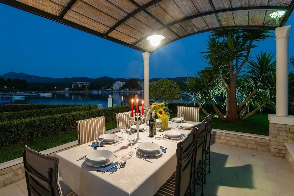 Villa Loviste Paradise