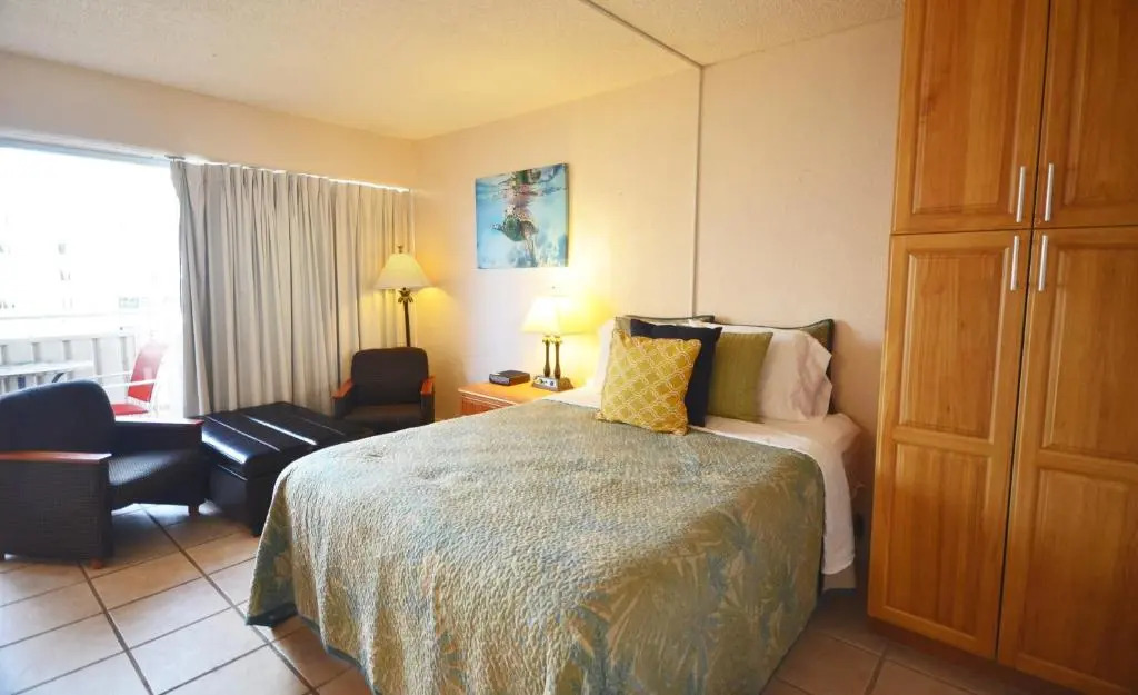 Sea Shore 75 Steps from Waikiki Beach and Sleeps 1 - 3!
