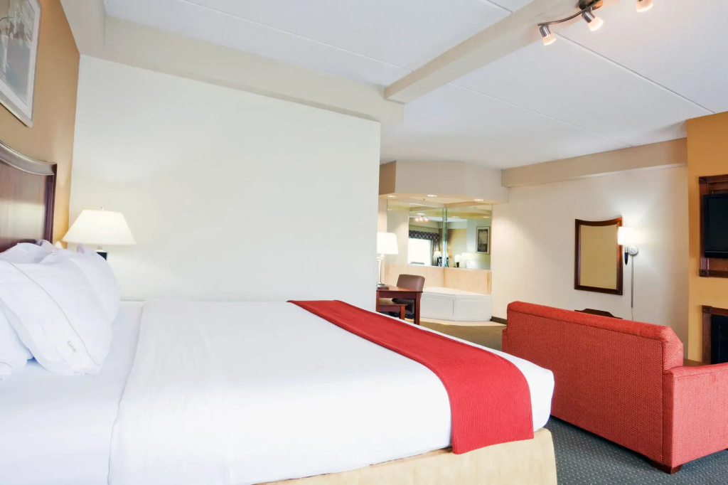 Holiday Inn Express And Suites Ft. Bragg