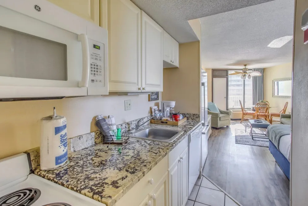 Beachfront Condo w/ Balcony & Pool in Myrtle Beach
