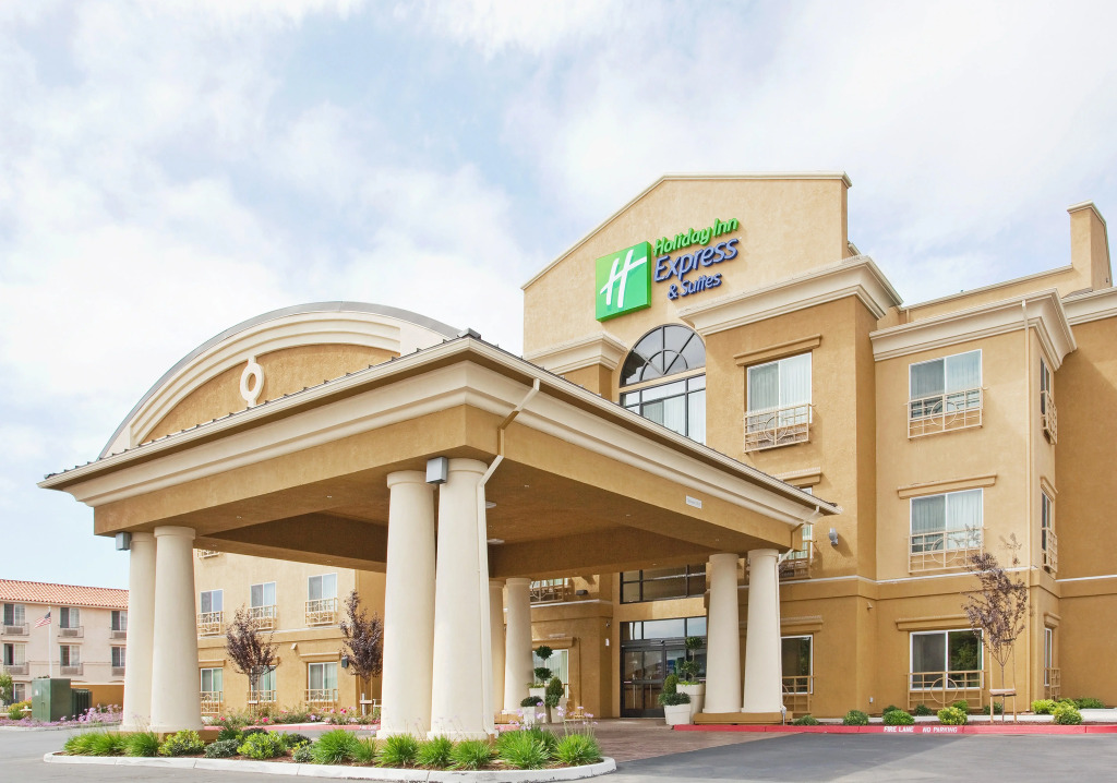 Holiday Inn Express & Suites Salinas by IHG