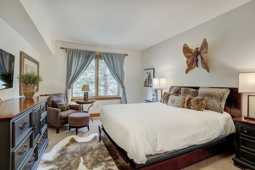 2 BR Condo Arrowhead Village, Walking Distance to Lift