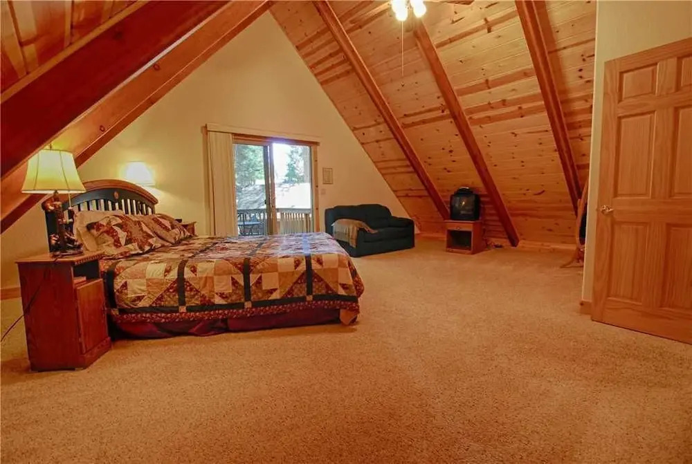 Lazy Bear Lodge W/huge Deck and Hot Tub! #247