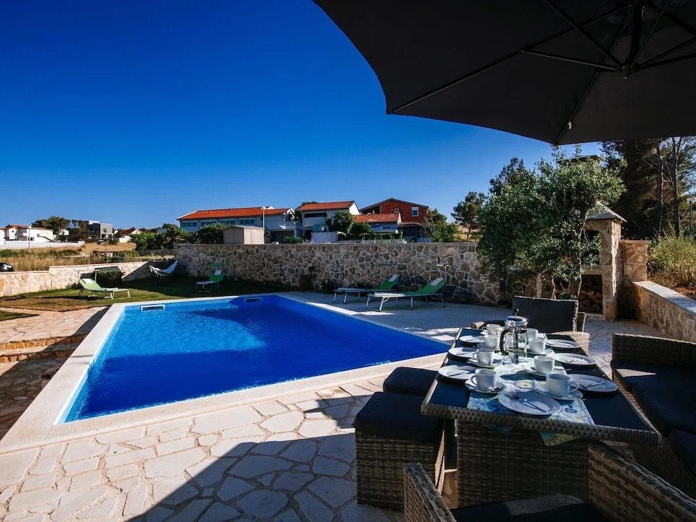 Luxurious Villa Near Vir With Swimming Pool