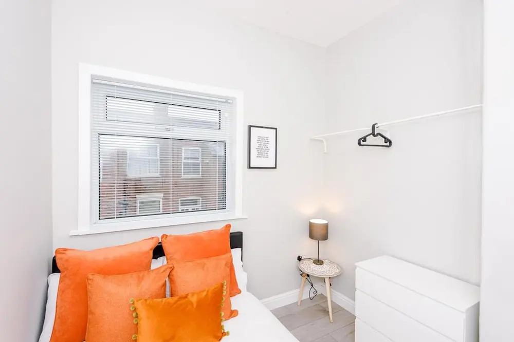 FAMILY LUXURY HOUSE, SLEEPS UP TO 8! Wifi & Parking