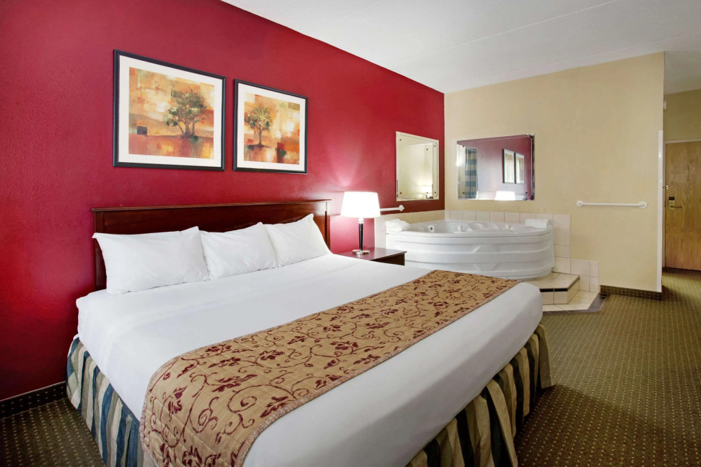 Ramada by Wyndham Bettendorf