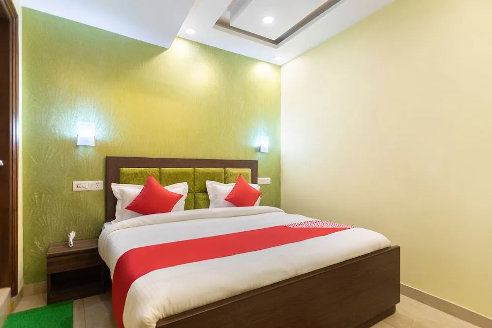 OYO 29932 Hotel R S Plaza