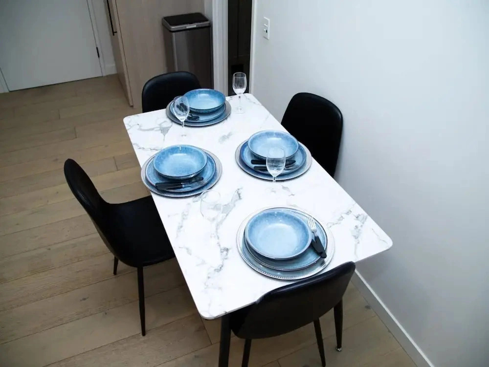 Clayton Luxe Retreat- Elegant 2 BDR With Balcony
