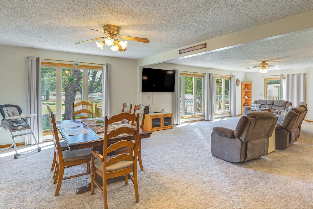 Kayaks & Boat Dock: Waterfront Home in Grove