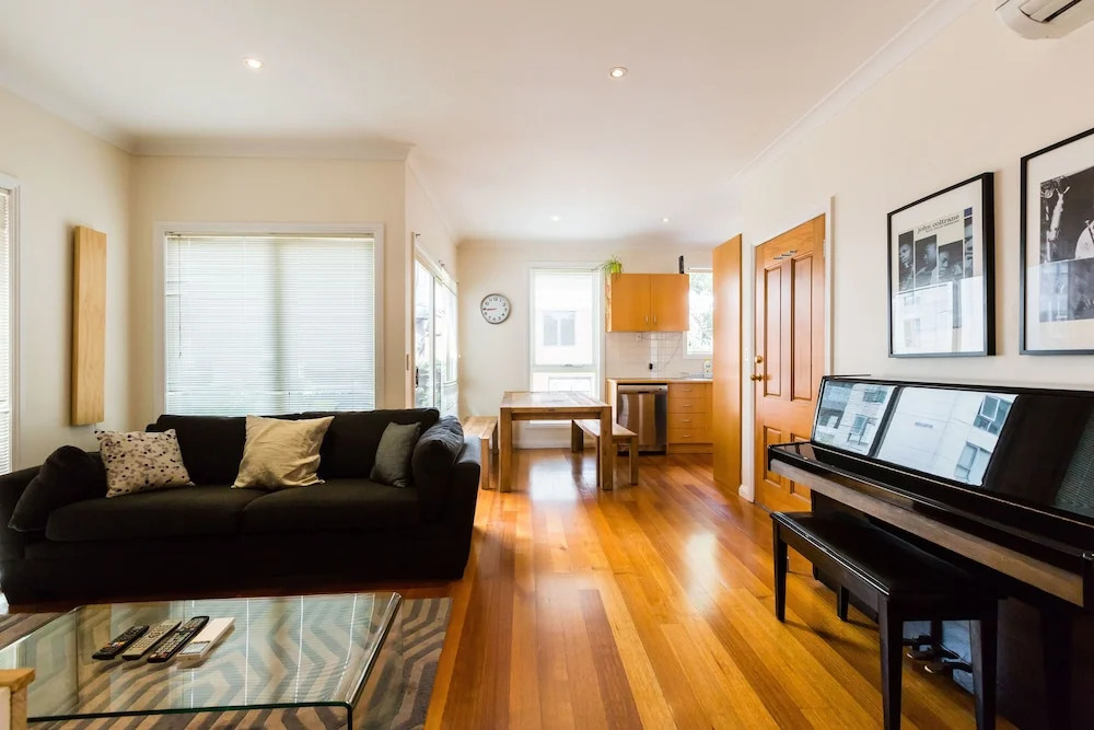 KIM, 2BDR West Melbourne Apartment