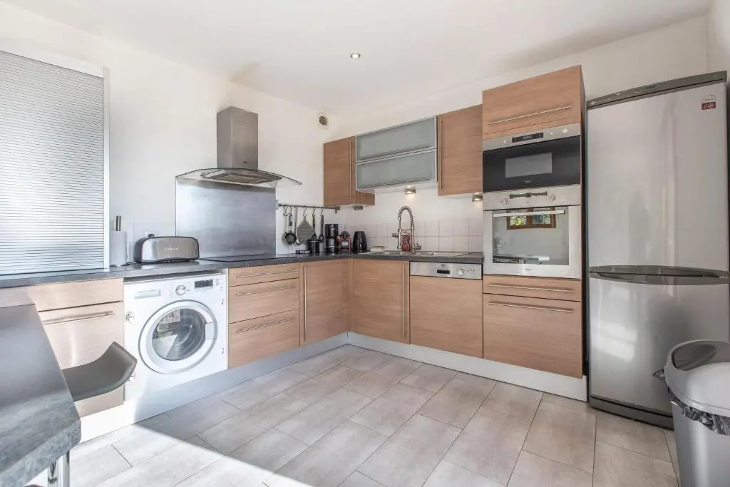 Quiet large 3-bedroom apartment with terrace, garden & incredible Mountain view