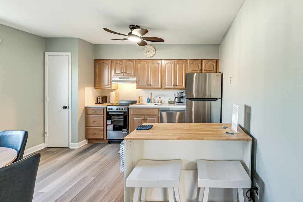2 Blocks to Beach & Boardwalk: Ocean City Condo