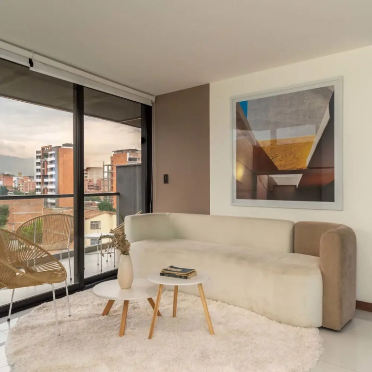 w Impressive 3BR With Balcony in Laureles