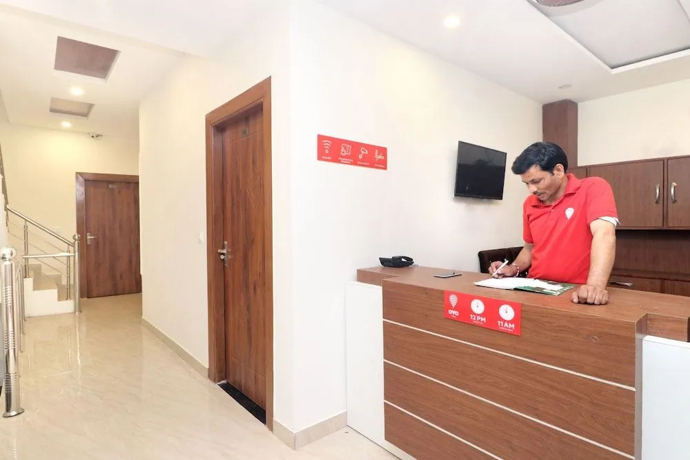 Oyo 18504 Hotel Safari
