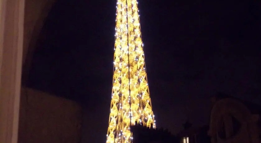 Eiffel Tower flat 888