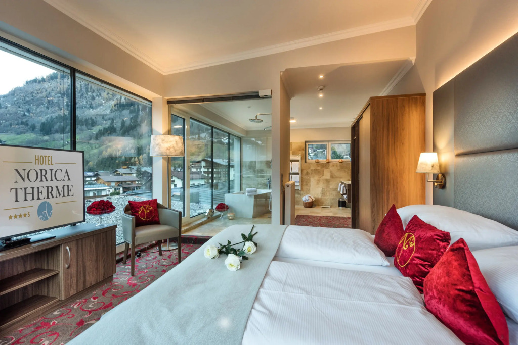 Hotel Norica - Thermenhotels Gastein mit dem Bademantel direkt in die Therme