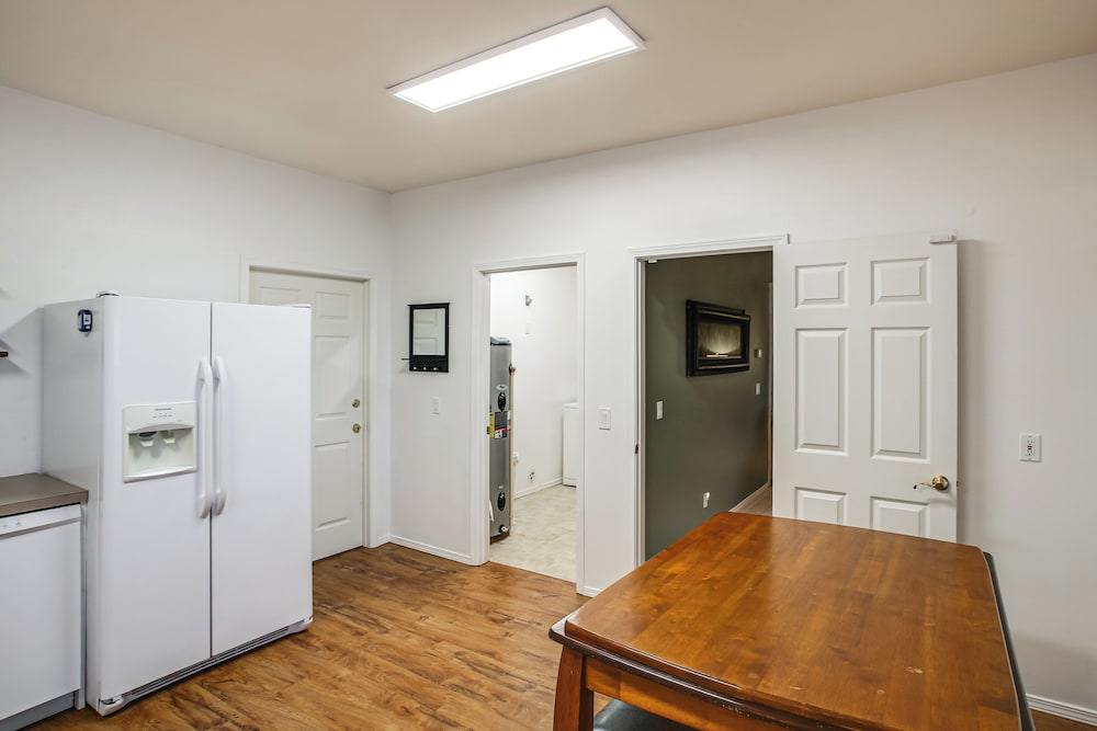 2 Mi to Lake Coeur Dalene! Serene Retreat, Patio