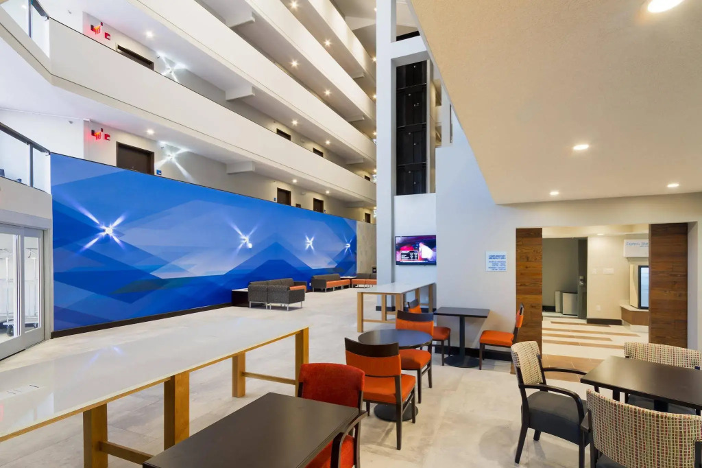 Holiday Inn Express & Suites San Antonio Medical - Six Flags by IHG