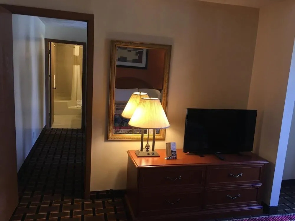 Great Lakes Inn & Suites
