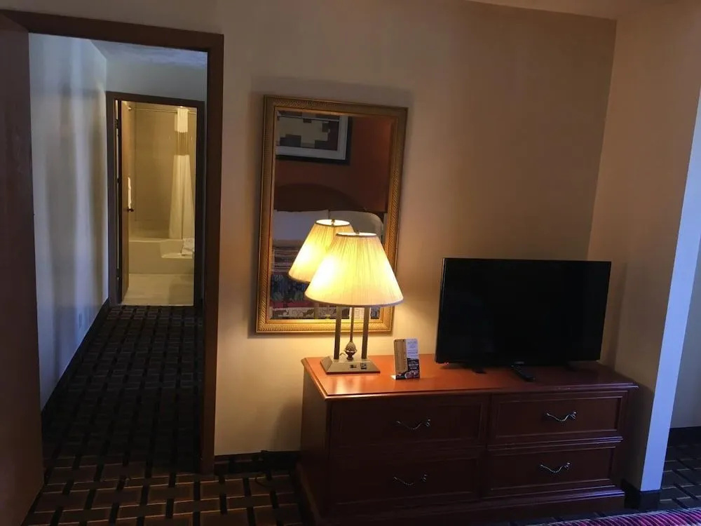Great Lakes Inn & Suites