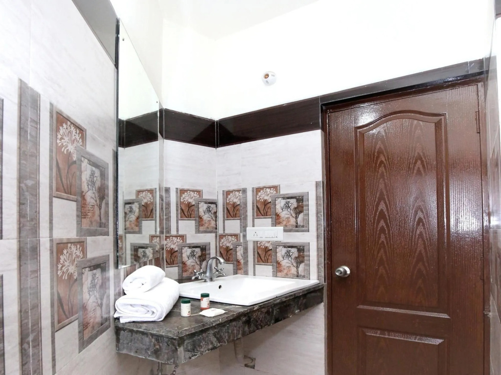 Hotel O Rajesh Palace