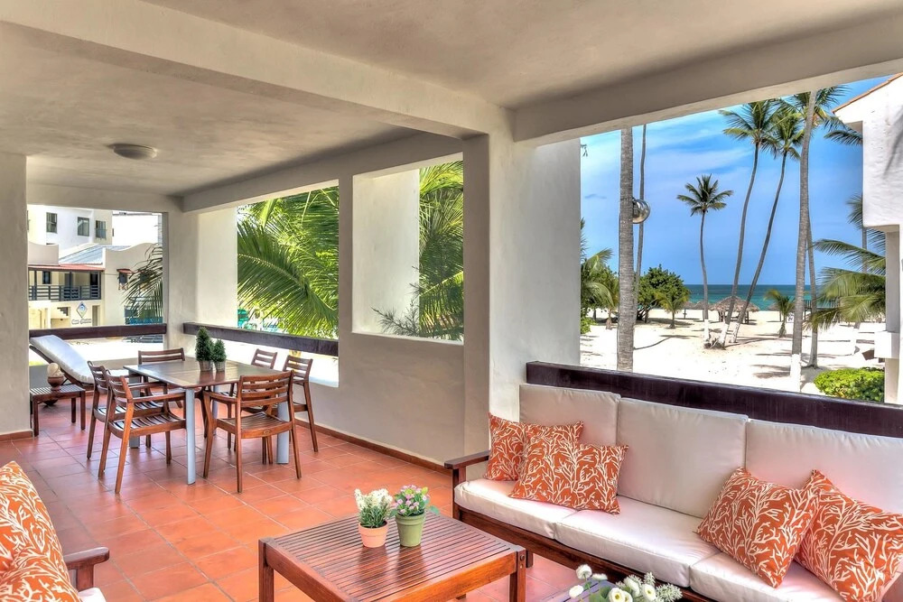Oceanfront Apartment With Beach Views and Large Balcony