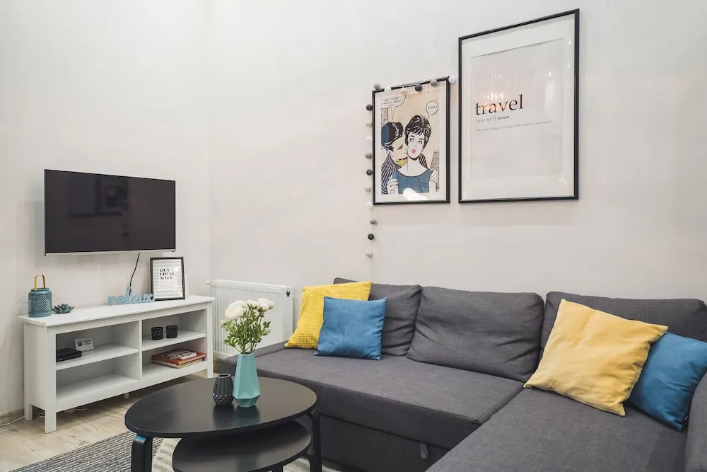 CozyYellowCube Apartment