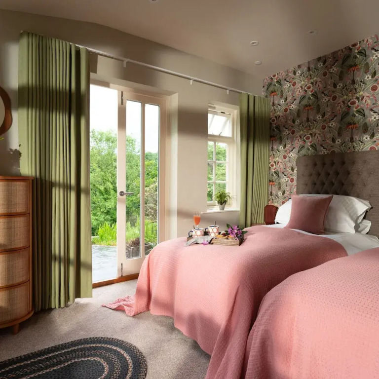 Higher Mapstone Luxury Dartmoor Retreat with Hot Tub, Views and Games Barn