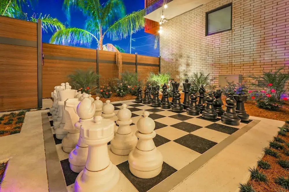 4BR Modern Townhouse in Mid City