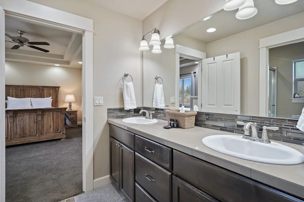 Geary Getaway 3 Bedroom Home by RedAwning