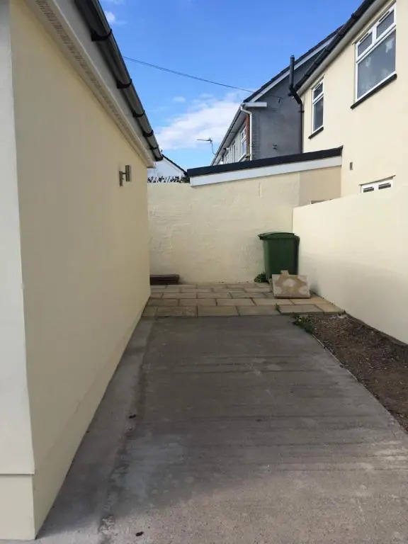 Beechfield House Modern studio self-contained unit with free WiFi and Parking and kitchen area 4m from city centre and castle