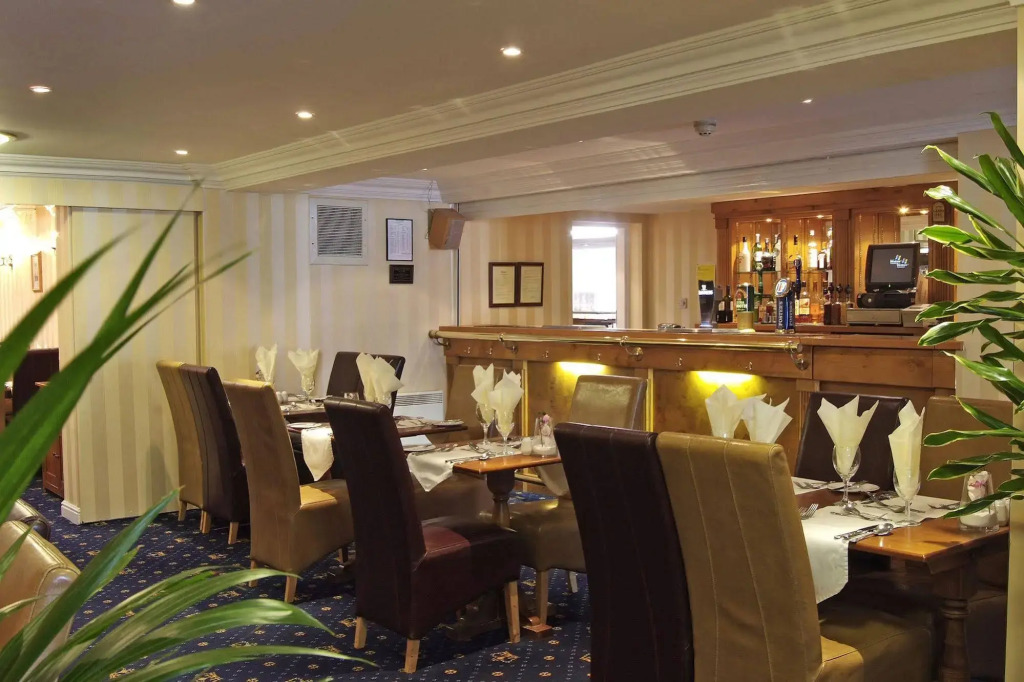The Queens Hotel & Victoria Cloisters Apartments