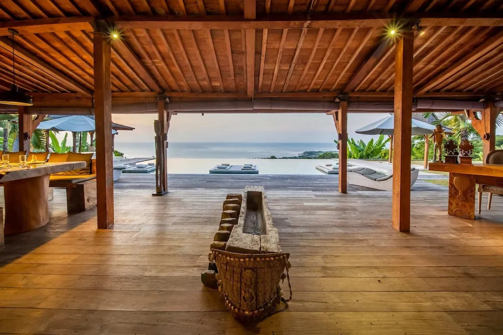 Palatial Wooden Villa, 4br, Lovina