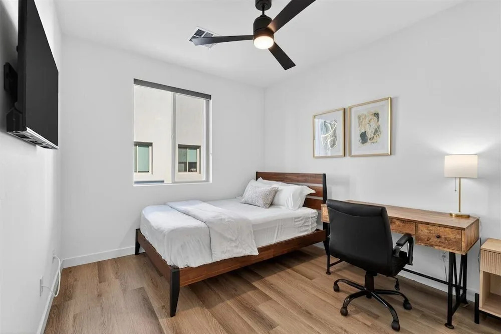 Desert Escape Townhome - Pool & Gym