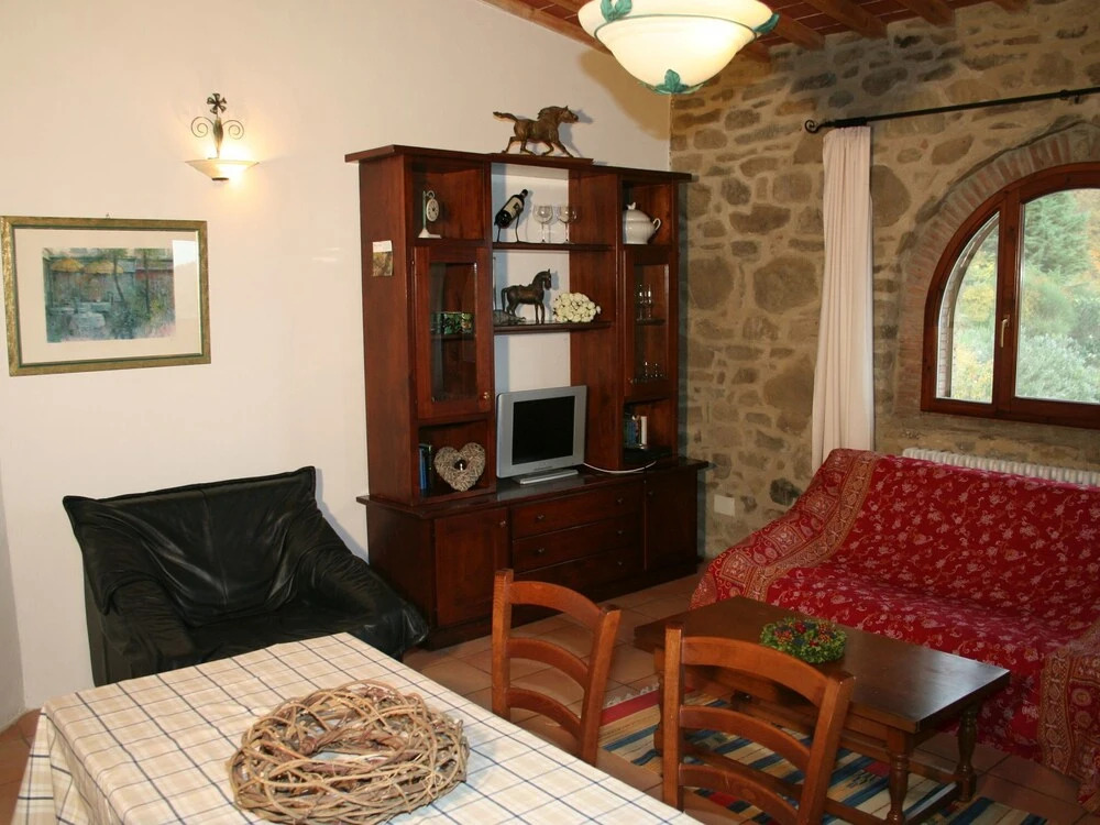 Cosy apartment in the well known Chianti area, with swimming pool and terrace.