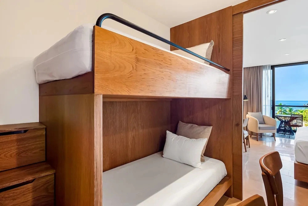 Cozy Oceanview Loft With Panoramic Views, Outdoor Pool & Fitness Room