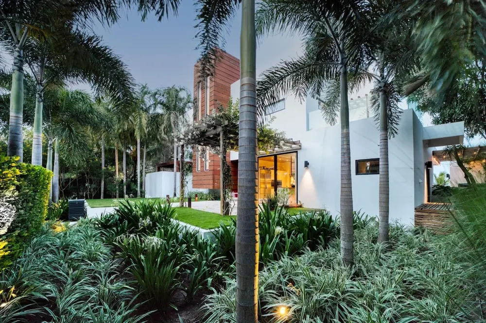 The Beach House - Upscale 5-bed Beachfront Villa w pool pier ocean views