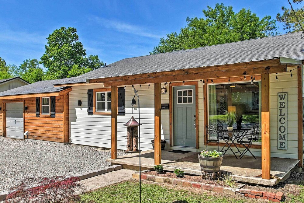 Walk to Oaklawn Racing: Hot Springs Home!