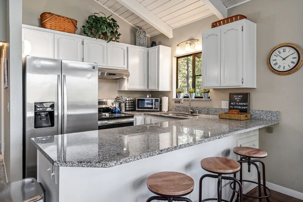 Creekside Hideaway - Spacious Home Hidden in Trees by Yosemite Region Resorts