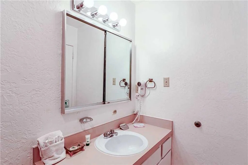 Artist Road #18, 2 Bedrooms, Sleeps 4, Flat Screen TV, Pool Access, WiFi