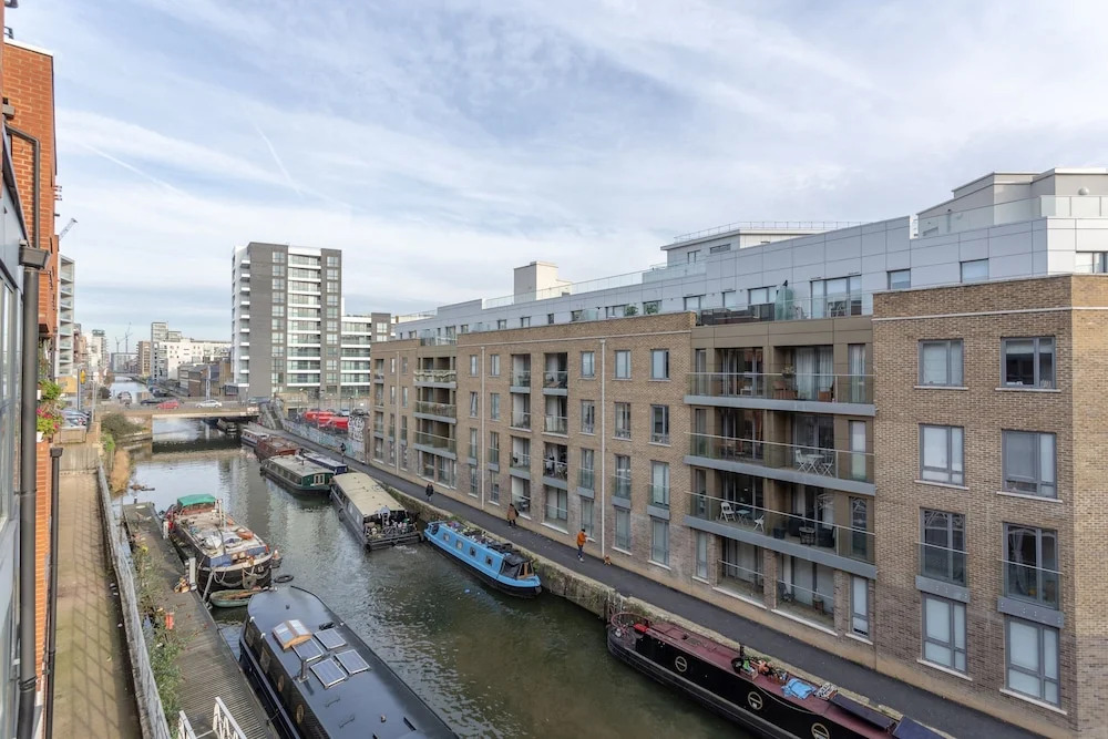 Spacious 2 Bedroom Canal Side Apartment with Balcony
